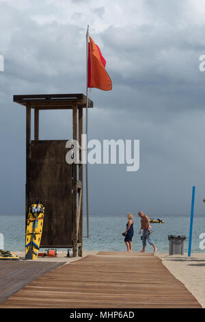 Couple à pied passé Lifeguard tower sur la plage de Palma Nova, à Majorque, Espagne Banque D'Images