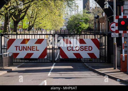 Entrée sud du tunnel Rotherhithe tunnel montrant fermé le gates, Bermondsey, quartier de Southwark, Londres, Angleterre, Royaume-Uni Banque D'Images