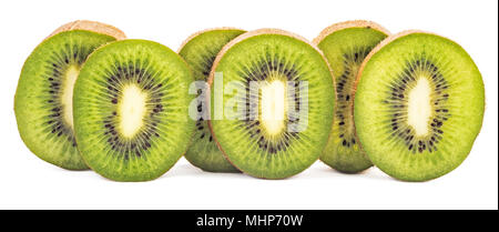 Tranches de kiwi dans la rangée isolé sur fond blanc. Banque D'Images