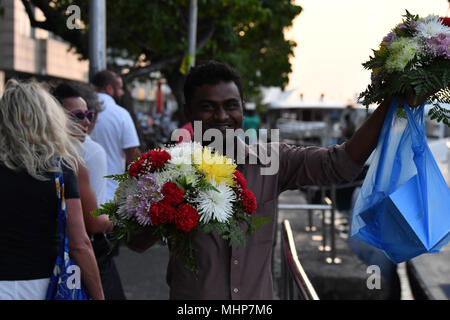 MALE, MALDIVES - 17 février 2018 - Les gens dans la rue avant de prier le soir de temps à Malé Maldives capitale petite ville insulaire heavy traffic jam Banque D'Images