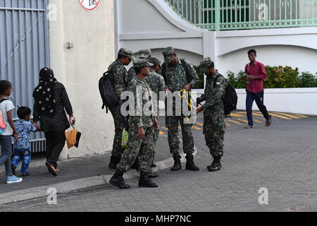 MALE, MALDIVES - 17 février 2018 - Les gens en place principale de l'île je avant de prier le soir de temps à Malé Maldives capitale petite ville insulaire Banque D'Images