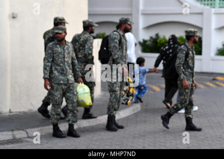 MALE, MALDIVES - 17 février 2018 - Les gens en place principale de l'île je avant de prier le soir de temps à Malé Maldives capitale petite ville insulaire Banque D'Images