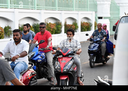 MALE, MALDIVES - 17 février 2018 - Les gens dans la rue avant de prier le soir de temps à Malé Maldives capitale petite ville insulaire heavy traffic jam Banque D'Images