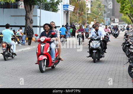 MALE, MALDIVES - 17 février 2018 - Les gens dans la rue avant de prier le soir de temps à Malé Maldives capitale petite ville insulaire heavy traffic jam Banque D'Images