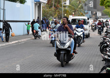 MALE, MALDIVES - 17 février 2018 - Les gens dans la rue avant de prier le soir de temps à Malé Maldives capitale petite ville insulaire heavy traffic jam Banque D'Images