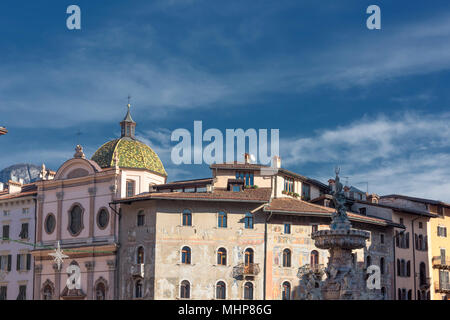 Vue sur la place principale de dome Trento cityscape Banque D'Images