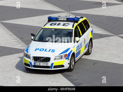 Stockholm, Suède - 24 juin 2014 : voiture de police suédois Volvo V70, année 2011, véhicule garé à l'Sergel Torg à Stockholm. Banque D'Images