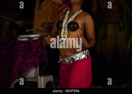 Polynésie française la danse hula effet déplacer la nuit Banque D'Images