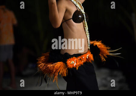 Polynésie française la danse hula effet déplacer la nuit Banque D'Images