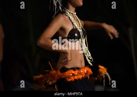 Polynésie française la danse hula effet déplacer la nuit Banque D'Images
