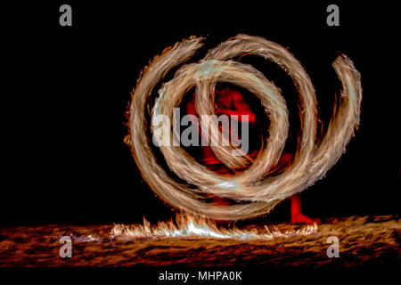 Danseuse polynésienne à l'aide de poteau de flamme sur fond noir Banque D'Images