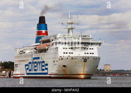 Nynashamn (Suède) - 15 juillet 2013 : Polferries ferry passagers et M/F Scandinavie entrant au port de Nynashamn au sud de Stockholm. Banque D'Images