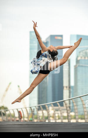 Danser sur l'air... Belle Jeune Dancer posing, parfait, portez saut arrière-plan de gratte-ciel Banque D'Images