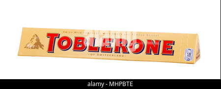 Stockholm, Suède - 1 Février 2014 : un paquet de chocolat au lait Toblerone isolé sur blanc. Banque D'Images