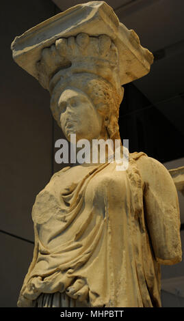 L'art grec à caryatide le porche de l'Erechtheion. Figures féminines drapées comme colonnes de soutien. Détail. Acropole d'Athènes, 421-407 BC. La Grèce. Musée de l'Acropole. Athènes. La Grèce. Banque D'Images