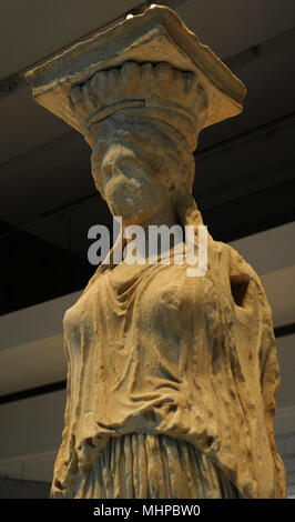 L'art grec à caryatide le porche de l'Erechtheion. Figures féminines drapées comme colonnes de soutien. Détail. Acropole d'Athènes, 421-407 BC. La Grèce. Musée de l'Acropole. Athènes. La Grèce. Banque D'Images