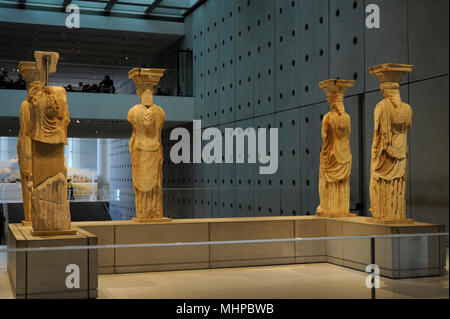 L'art grec à caryatide le porche de l'Erechtheion. Figures féminines drapées comme colonnes de soutien. Acropole d'Athènes, 421-407 BC. La Grèce. Musée de l'Acropole. Athènes. La Grèce. Banque D'Images