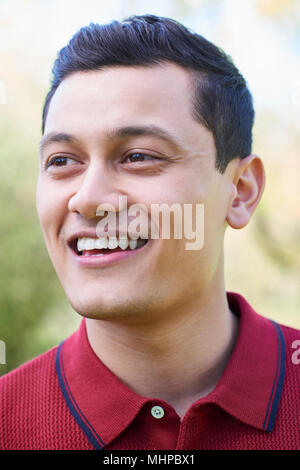 La tête et les épaules de plein air Portrait Of Smiling Young Man Banque D'Images