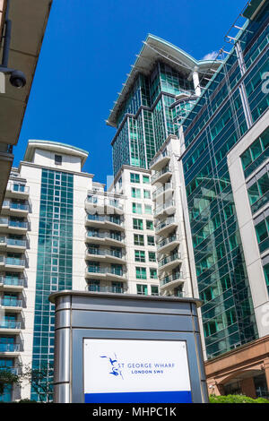 Panneau à l'entrée de St George Wharf, un nouveau développement résidentiel sur la Tamise à Vauxhall Banque D'Images