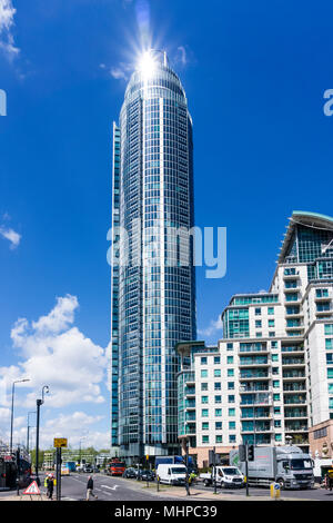 La lumière du soleil étincelant sur le haut de St George Wharf Tower a Vauxhall dans le sud de Londres. Banque D'Images