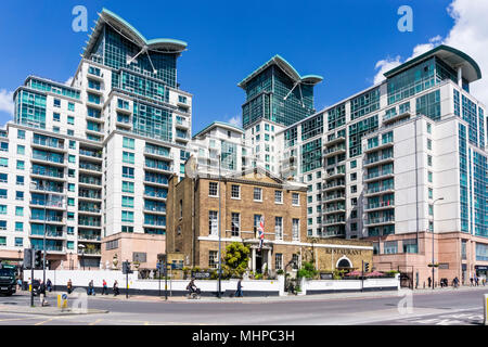 St George Wharf à Vauxhall, avec Brunswick House Restaurant & Salvage Company architectural en premier plan. Banque D'Images