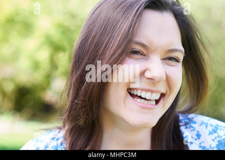 La tête et les épaules de plein air Portrait Of Laughing Young Woman Banque D'Images