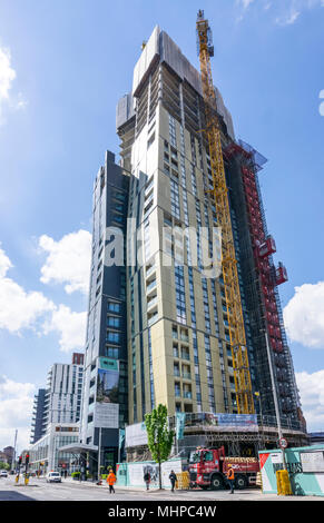 Nine Elms tour résidentielle Point par Barratt Londres sur Wandsworth Road. Banque D'Images