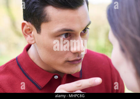 Piscine Shot of Young Couple Having Argument Banque D'Images