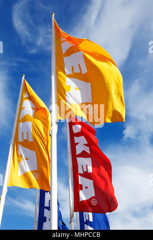 Huddinge, Suède - 25 Avril 2014 : Les drapeaux d'Ikea contre le ciel à l'extérieur de la boutique de meubles à Kungens Kurva. Banque D'Images