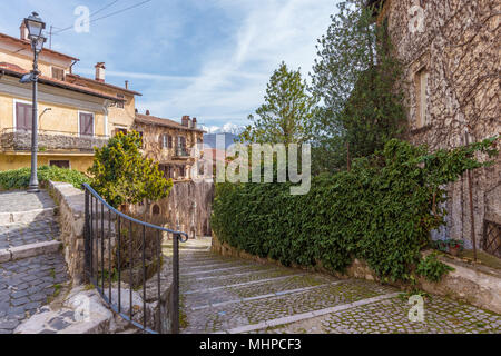 Tagliacozzo (Italie) - un petit village dans la province de L'Aquila, dans la région montagneuse des Abruzzes, au cours du printemps. Le centre historique. Banque D'Images