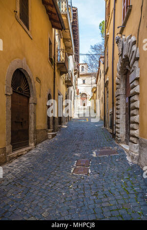 Tagliacozzo (Italie) - un petit village dans la province de L'Aquila, dans la région montagneuse des Abruzzes, au cours du printemps. Le centre historique. Banque D'Images