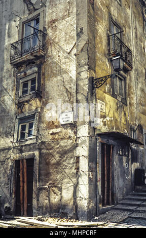 Façade du bâtiment en ruine à Lisbonne. Ancien bâtiment. De style rétro. Rue de la vieille ville de Lisbonne, Portugal Banque D'Images