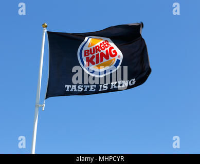 Eskilstuna, Suède - 14 juin 2014 : Burger King drapeau sur pole contre le ciel bleu au restaurant situé à l'Vasterleden. Banque D'Images