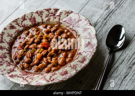 Ragoût de haricots / Barbunya Pilaki turc dans une assiette (partie). Banque D'Images