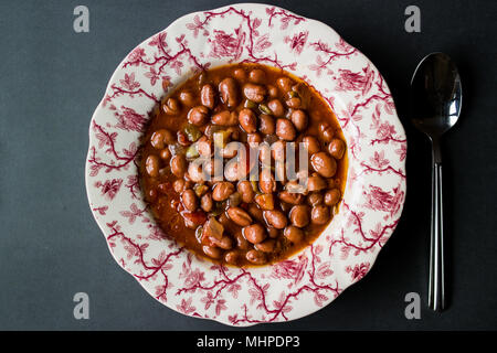 Ragoût de haricots / Barbunya Pilaki turc dans une assiette (partie). Banque D'Images