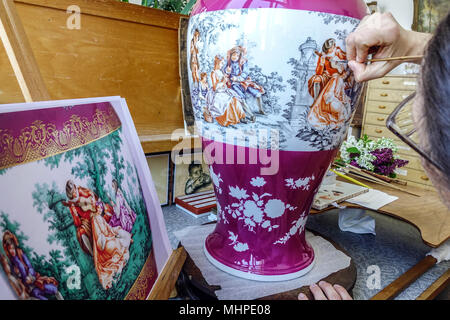 Meissen manufacture de porcelaine, femme peinture sur glaçure atelier d'art de vase Meissen, Saxe, Meissen Allemagne Banque D'Images