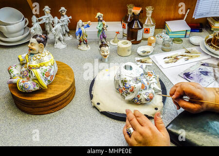 Manufacture de porcelaine Meissen, figure chinoise de porcelaine Meissen en atelier d'art, conception orientale, Saxe, usine de Meissen Allemagne Banque D'Images