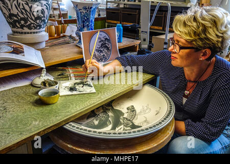 L'usine de porcelaine de Meissen, peinture femme plat en porcelaine de Saxe, atelier d'art céramique de Meissen Allemagne Banque D'Images