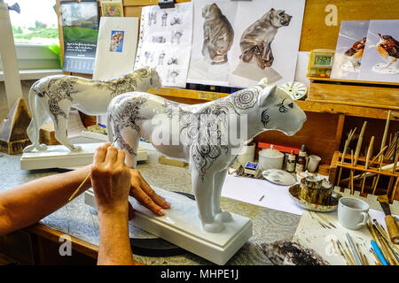 Usine de figurines en porcelaine Meissen, décorer l'animal en porcelaine, atelier d'art Saxe, usine Meissen Allemagne Banque D'Images