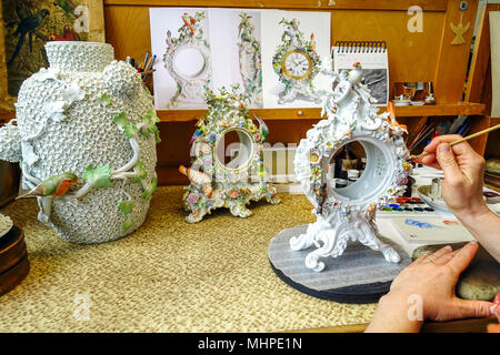 Meissen manufacture de porcelaine, femme travaillant dans un atelier d'art, Saxe, Meissen Allemagne peinture d'horloge Banque D'Images