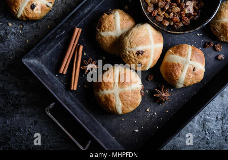 Les brioches de Pâques traditionnel - Épicé Sucré avec des raisins secs tartes Banque D'Images