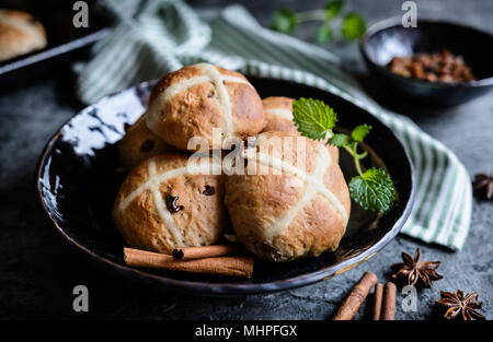 Les brioches de Pâques traditionnel - Épicé Sucré avec des raisins secs tartes Banque D'Images