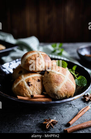 Les brioches de Pâques traditionnel - Épicé Sucré avec des raisins secs tartes Banque D'Images