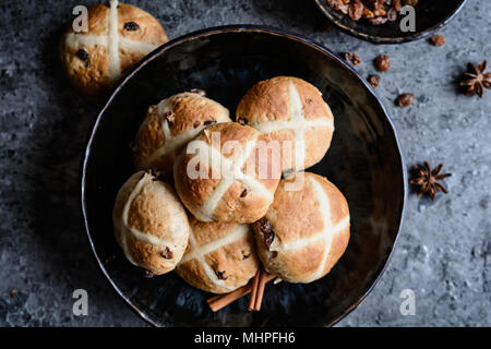 Les brioches de Pâques traditionnel - Épicé Sucré avec des raisins secs tartes Banque D'Images