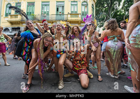 Brésil - le 4 février 2018 : fêtards déguisés fêter au carnaval fête de rue à Rio de Janeiro Banque D'Images