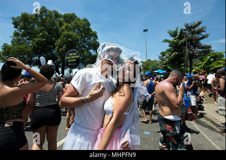 Rio de Janeiro, Brésil - 11 Février 2018 : Les jeunes fêtards brésiliens sourire pour la caméra à un carnaval fête de rue Banque D'Images