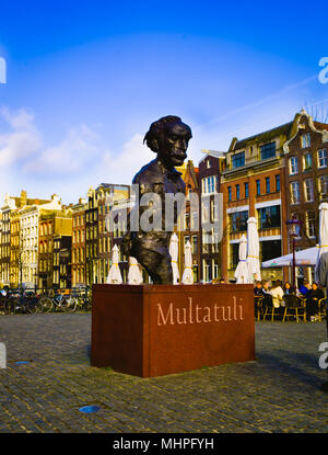 AMSTERDAM, Pays-Bas, avril, 23 2018 : Statue de l'écrivain néerlandais Eduard Douwes Dekker 1820-1887 connu comme Multatuli, célèbre roman de Max Havelaar, 1860 , qui a dénoncé les abus du colonialisme Banque D'Images