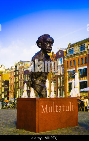 AMSTERDAM, Pays-Bas, avril, 23 2018 : Statue de l'écrivain néerlandais Eduard Douwes Dekker 1820-1887 connu comme Multatuli, célèbre roman de Max Havelaar, 1860 , qui a dénoncé les abus du colonialisme Banque D'Images