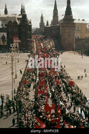 Scène de rue le jour de mai, place Rouge, Moscou, URSS Banque D'Images