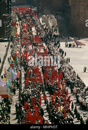 Scène de rue le jour de mai, place Rouge, Moscou, URSS Banque D'Images